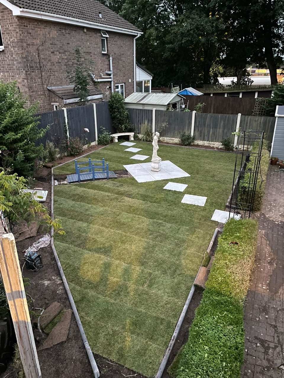Beautifully maintained garden with trimmed hedges and lawn in Portishead